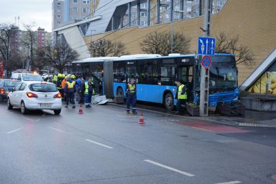 Járdára hajtott egy BKK busz az Üllői úton