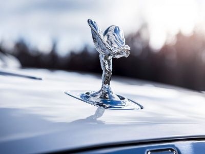 Annyian akarnak egyedi autókat, hogy bővíti gyárát a Rolls-Royce