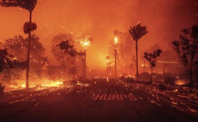 Elképesztő felvételeken a Los Angeles-i erdőtűz pusztítása