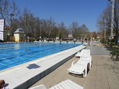 „Elszállt árak, hideg víz, romló öltözők” – vásárhelyi reakciók a strand áremeléseire