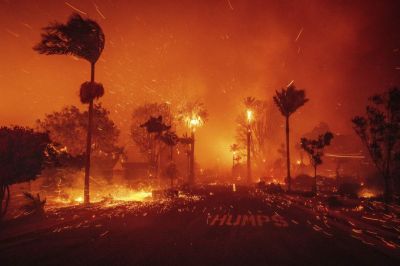 Halálos áldozatai is vannak a Los Angeles körül pusztító tűzvésznek