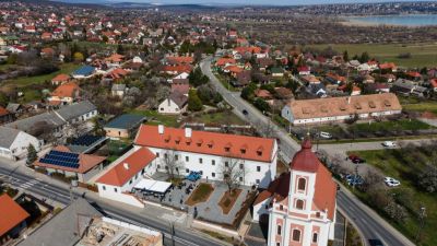 Változtatási tilalmat vezettek be egy Balaton-parti városban, egy ablakot sem lehet kicserélni