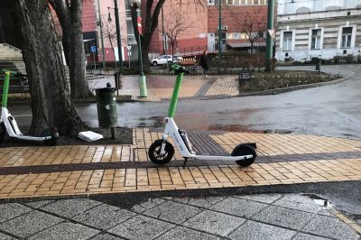 Hiába szóltak a vakok, hogy súlyos sérülést okozhat, megint egy vezetősávon parkolt egy rolleres