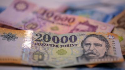 Újabb lejtmenetben a forint: ennyit romlott a magyar fizetőeszköz péntek reggelre