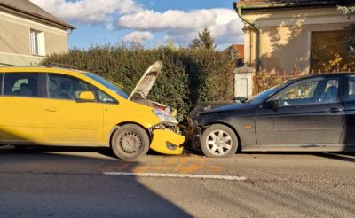 Két autó ütközött Egerben, rosszul lehetett az egyik sofőr