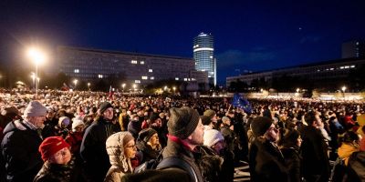 „Orbán érdekei mentén egy nem szuverén, felvidéki provinciává tesz minket” – Robert Fico ellen tüntettek több szlovákiai városban