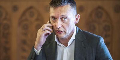 „Orbán nem engedheti el Rogán kezét”