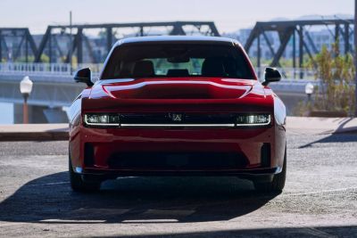 Az elektromos Dodge Charger nem tud álló helyzetben gumit égetni, de majd az SRT!