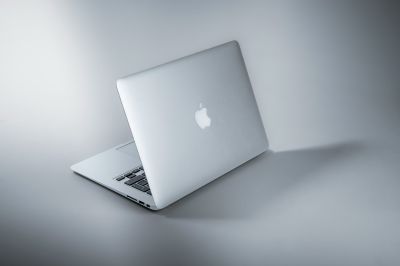 Forradalmi újításokkal érkezhet az új MacBook-család