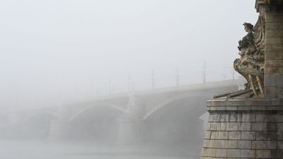 Jönnek a mínuszok és kézen fogva hozzák az egyik barátjukat is