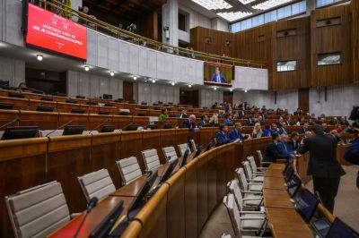 Szerdán próbálják újra megnyitni a parlament rendkívüli ülését