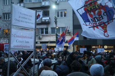 A tüntetők közé hajtottak egy autóval Belgrádban