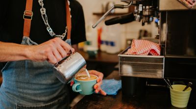 Bekeményít a Starbucks: vége a jó időknek, ezentúl ezért is fizetnie kell a vendégeknek