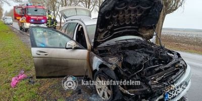 Kigyulladt, teljesen kiégett egy autó motortere Baranyában