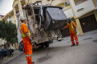 TRAGÉDIA: A kukásautó sofőrje hajtott át kollégáján