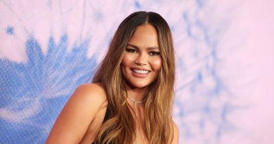 Aranyos videót osztott meg Chrissy Teigen – kislánya saját készítésű „Bátorság-díjjal” tüntette ki