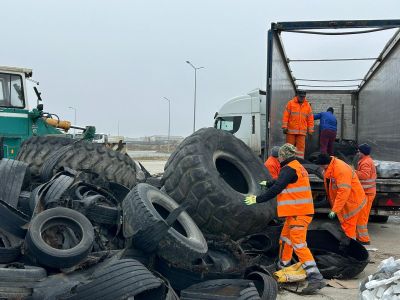 Nagy mennyiségű gumiabroncsot gyűjtöttek össze az utászok az autópályákról