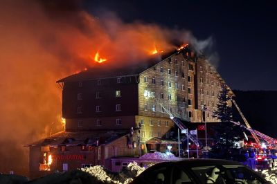 76 ember halt meg a törökországi szállodatűzben, 9 személyt letartóztattak