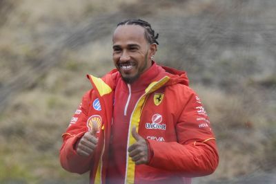 Lewis Hamilton, mintha mindig is a Ferrari versenyzője lett volna (fotók)