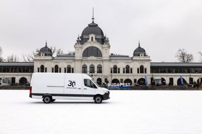 Műjégre vitték a melósok hű szárnysegédjét