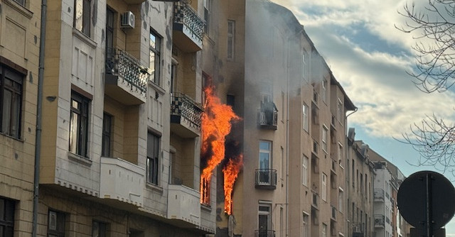 Tűz ütött ki, majd robbanás történt egy Ipar utcai társasházban – videóval