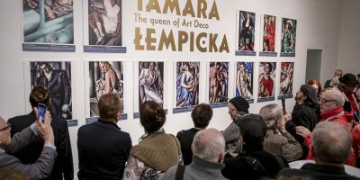 Tamara Łempicka festményeinek reprodukcióit mutatja be a Lengyel Intézet