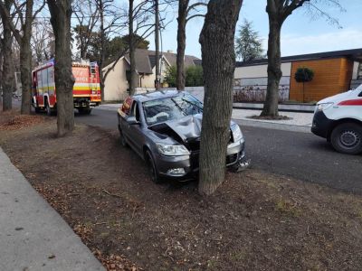 BALESET: Fának hajtott egy Octavia a Pomlé közelében Somorján