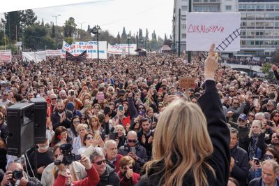 Görögök tízezrei tüntettek, miután a két évvel ezelőtti, 57 áldozatot követelő botrányos vonatbaleset ügyében még mindig nem történt előrelépés