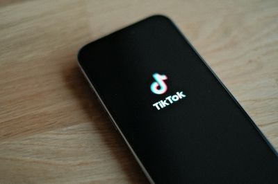 Több mint 19 millióért árulnak egy iPhone-t a neten Amerikában, amin rajta van a TikTok