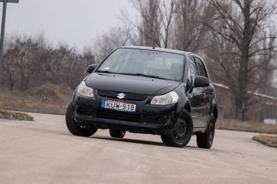 Az atomháború után csak csótányok és Suzuki SX4-ek maradnak - Használtteszt: Suzuki SX4 – 2007