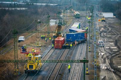 Mindent letarolt a kisiklott tehervonat Szegeden, szerdától ideiglenesen indul újra a forgalom