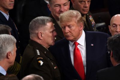 A Pentagon visszavonta a biztonsági engedélyeit Trump volt vezérkari főnökétől