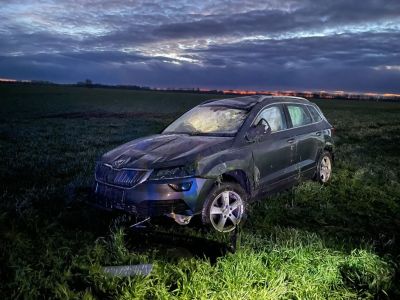 BALESET: Nagyot bukott egy Škoda a Baka és Dercsika közti kanyaroknál