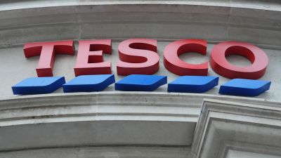 Fájdalmas döntést hozott a Tesco - 400 ember állása bánja