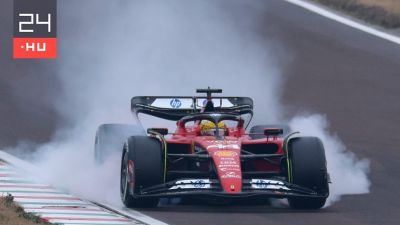 Ripityára tört egy Ferrarit Lewis Hamilton