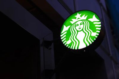 Csökkenti termékeinek kínálatát a Starbucks