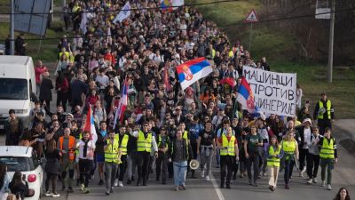 Szerb diákok vonulnak Belgrádból az újvidéki vasútállomáshoz