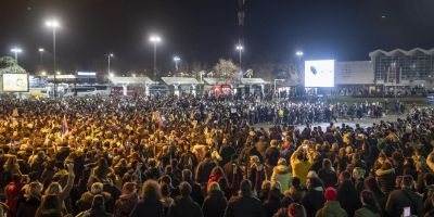 Tízezrek álltak tökéletes csendben az újvidéki pályaudvar előtt – Videó!