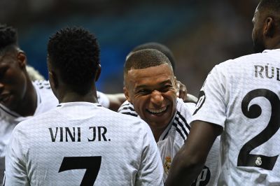 Mbappé látványos felrúgása, amiért nem járt piros lap (videó)