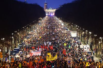 Elképesztő embertömeg vonult ki az utcára tiltakozni Berlinben, hazaküldenék az AfD-t